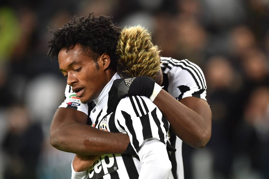 Serie A 24esima giornata. Juventus vs Genoa. Juan Cuadrado abbraccia Paul Pogba dopo aver segnato (Getty Images)